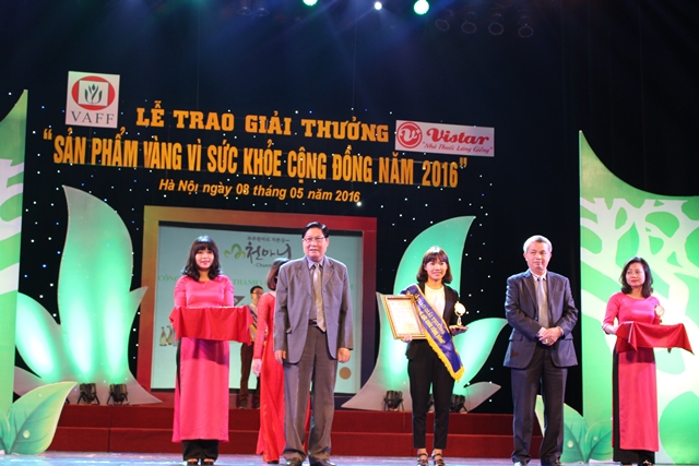 Bà Trần Thị Oanh - Giám đốc Công ty TNHH Chunmani Viet Nam lên nhận giải